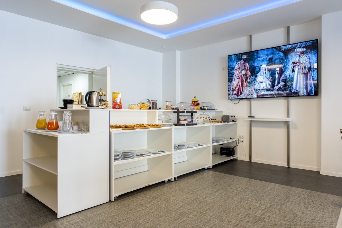 Sala colazione dell'hotel con buffet dolce e salato