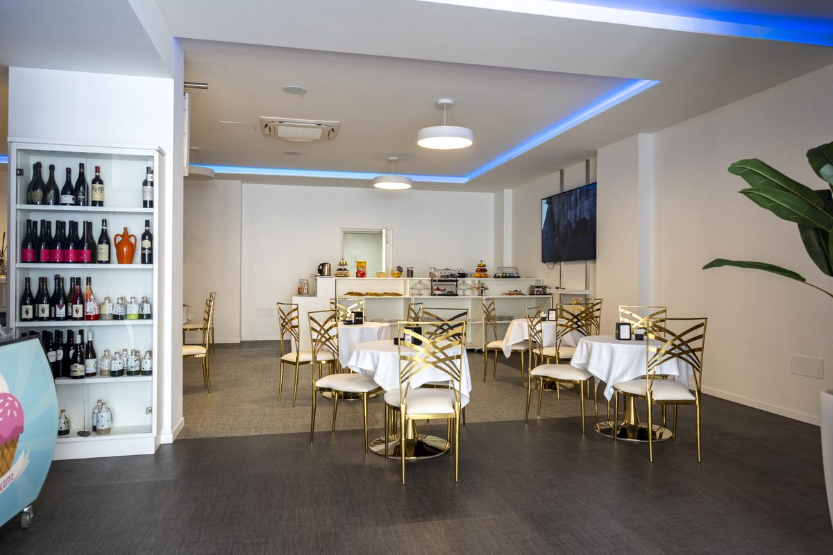 Sala eventi dell'hotel apparecchiata per un ricevimento privato